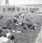 858504 Afbeelding van enkele geallieerde militairen op de binnenplaats van het Hoofdbureau van Politie aan het ...